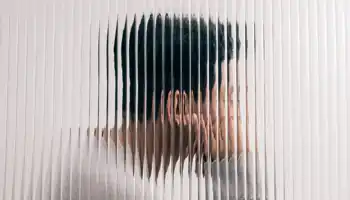 L'uomo dietro il vetro