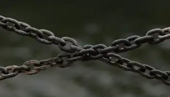 Catene arrugginite su uno sfondo sfocato